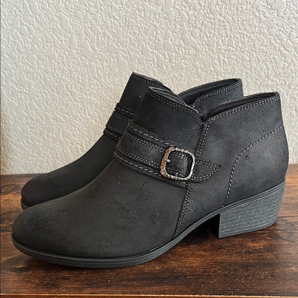 🆕 Clarks Carlton Bay black suede booties